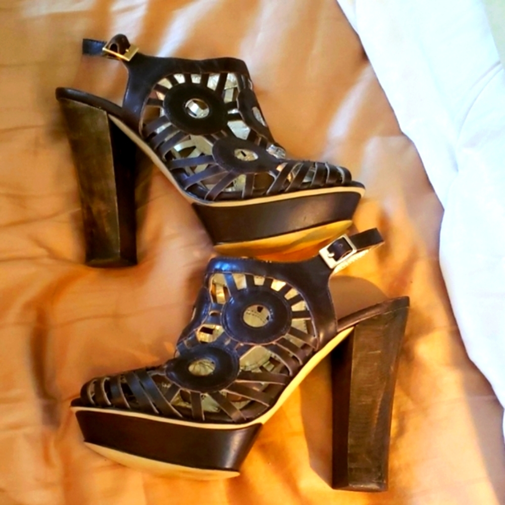 BEBE Leather brown platform sandle 9M Bebe